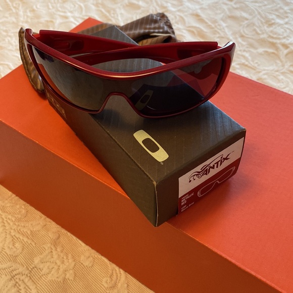 100% Authentic Oakley Metallic Red frame Warm Grey Lens Sunglasses New - Picture 3 of 3